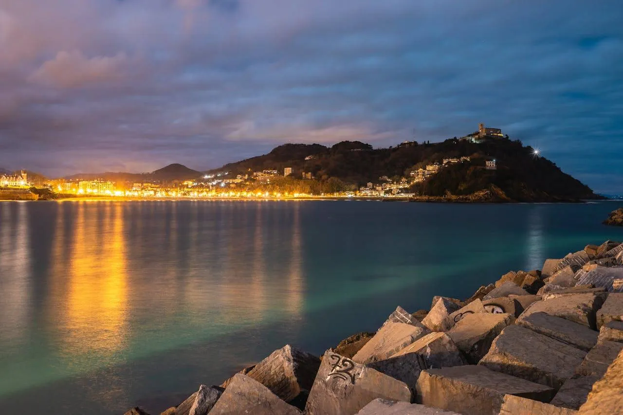 About Capture of San Sebastians coastline at night, showcasing shimmering lights and a serene seascape.